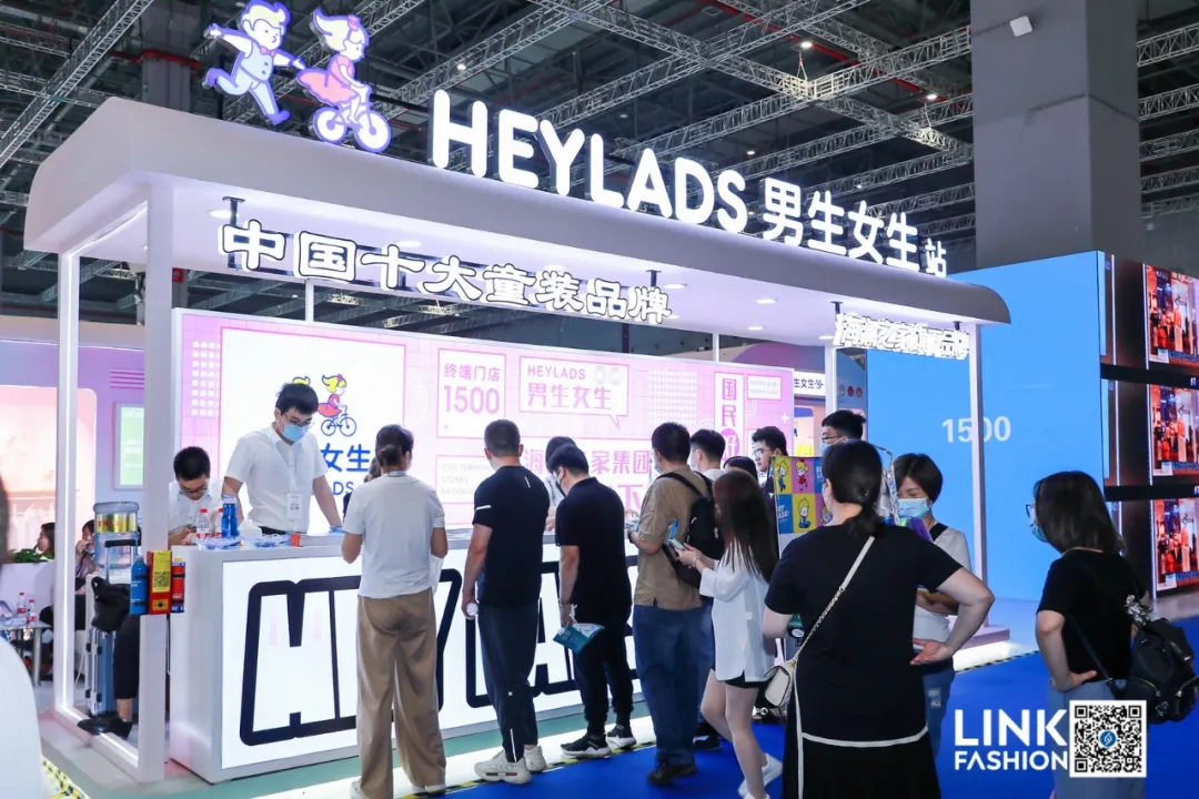 男生女生展台设计.jpg